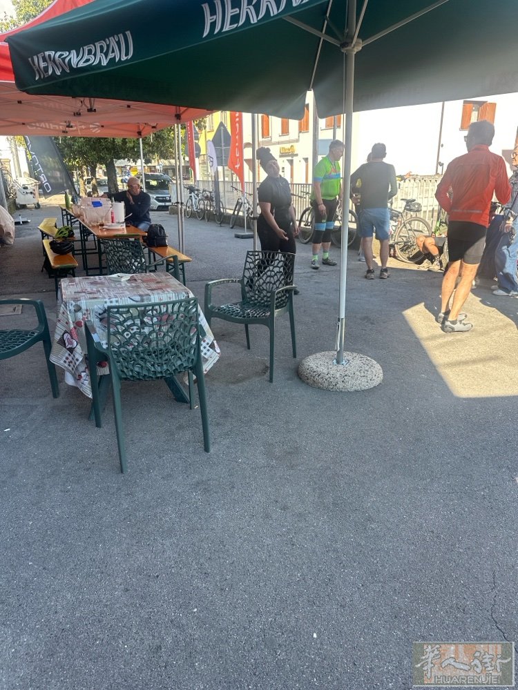 Udine 周边酒吧转让 酒吧租金每个月1000欧，有五台老虎机没有时间限制的，
