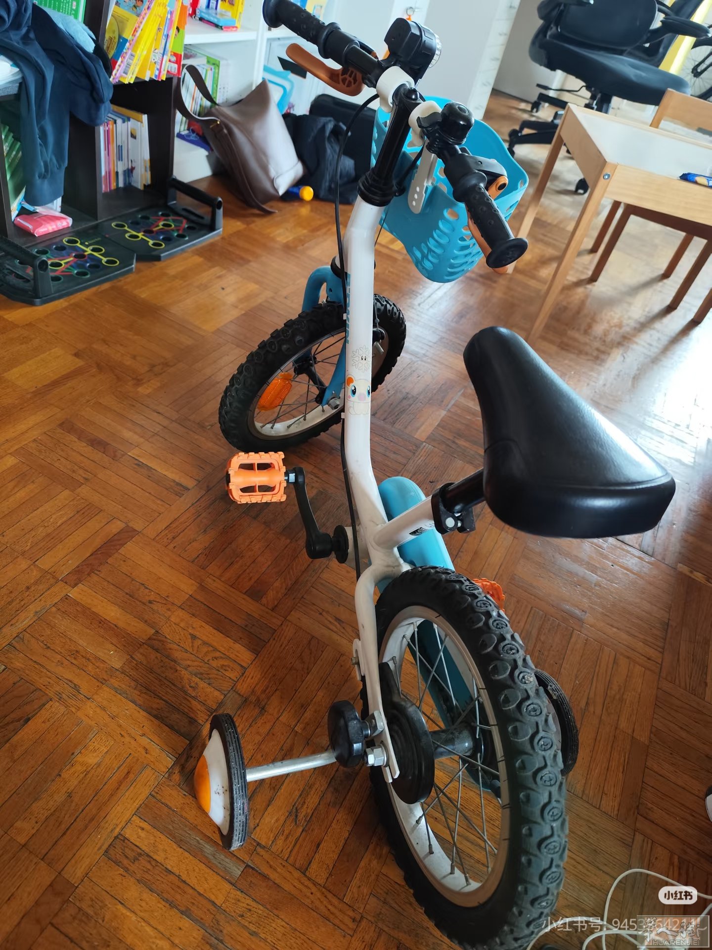 trotinette ，5欧，99新。3-5岁儿童车带辅助轮35欧，状态极好，可直接骑走（原价120欧+20欧的辅助轮）高仿yoyo的vovo推车35欧,可折叠，极轻便。