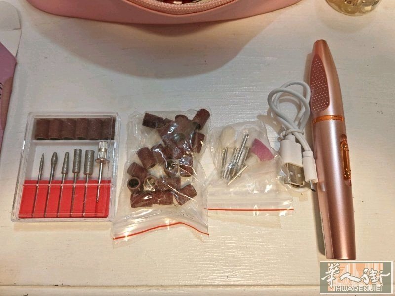 美甲打磨机全新，小饰品全新。所有物品都是新的。50欧自取