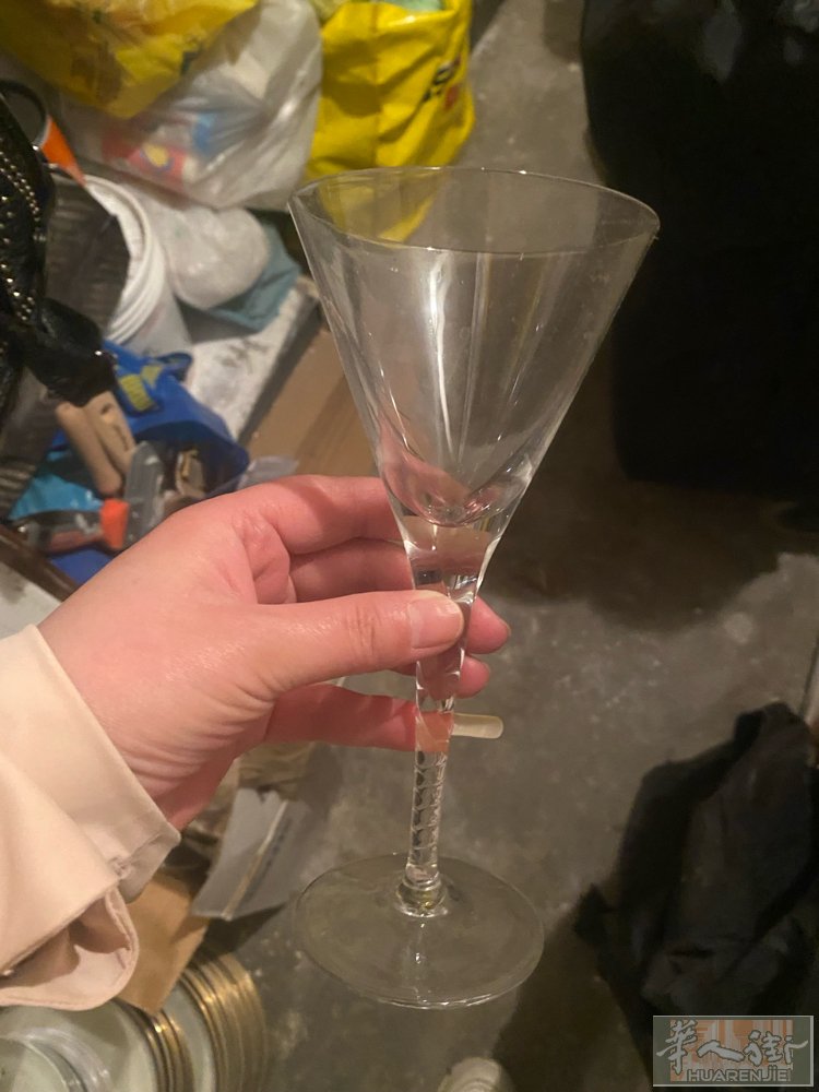 酒杯二十个盘子二十个，小盘十五个，中盘十个，高压锅，车内室内俩用吸尘器，全部便宜