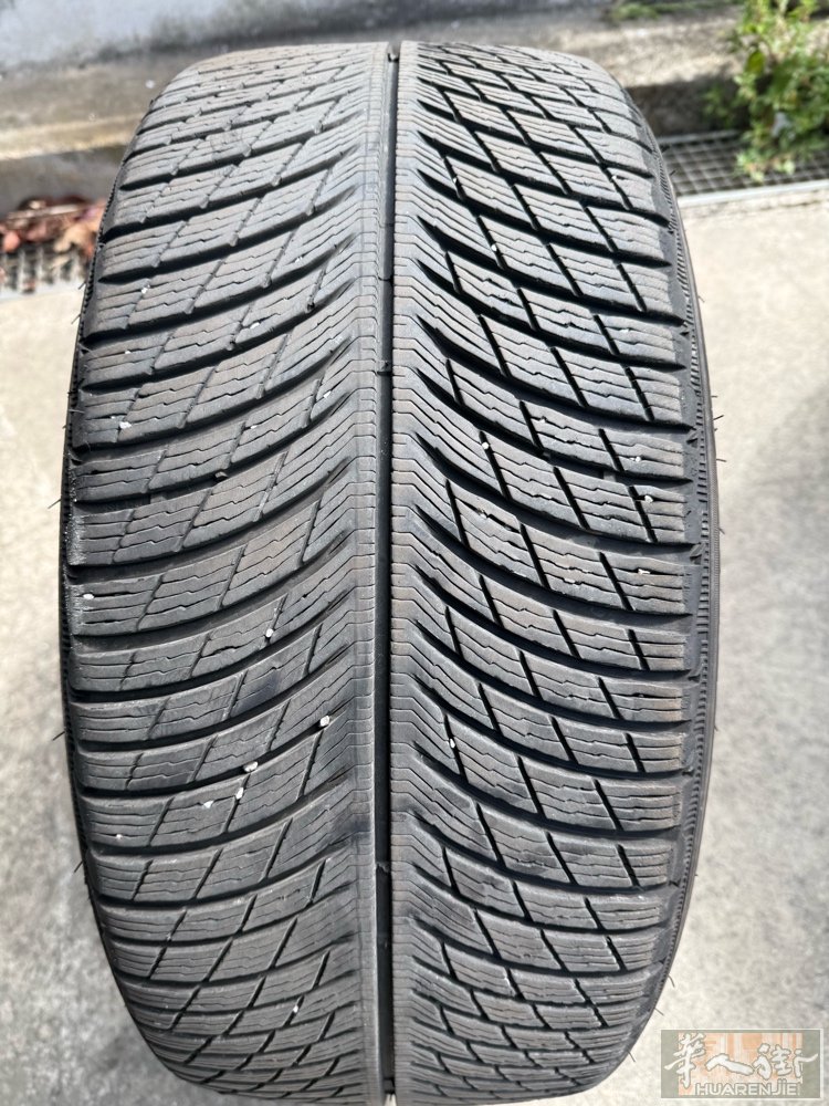 出售9成新米其林轮胎265/40R/21原价1650现在1000出