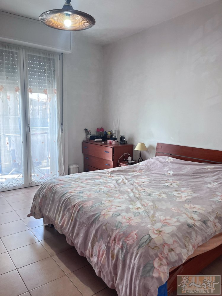Brescia 火车站附近有大房间、小房间长期打铺，房间内有独立阳台，住家干净整