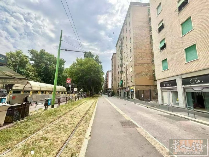 空店铺出租：ZARA地铁口，一个门面，约35平方，内部有一个小厕所。有地下室。月租1400包括物业费、暖气、水。押三付一。意佳房产中介电话3393939633，微信同号