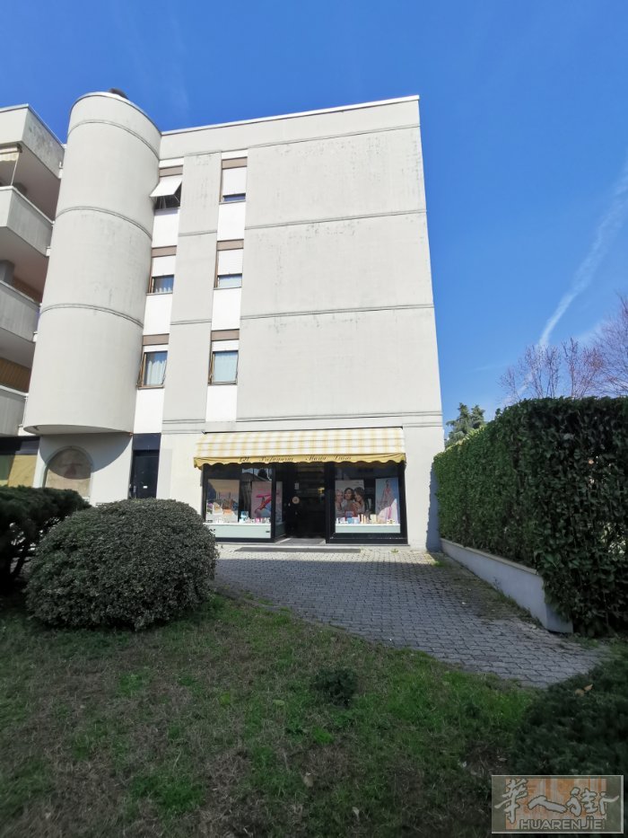 米兰边：店面带执照出售， 地区：（Busto arsizio）， 店面为上下两层