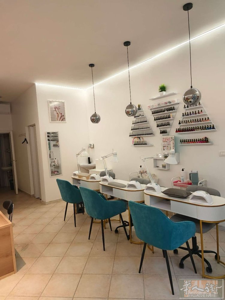 Firenze美甲店💅转让，50平店面，房租700没有iva，带设备