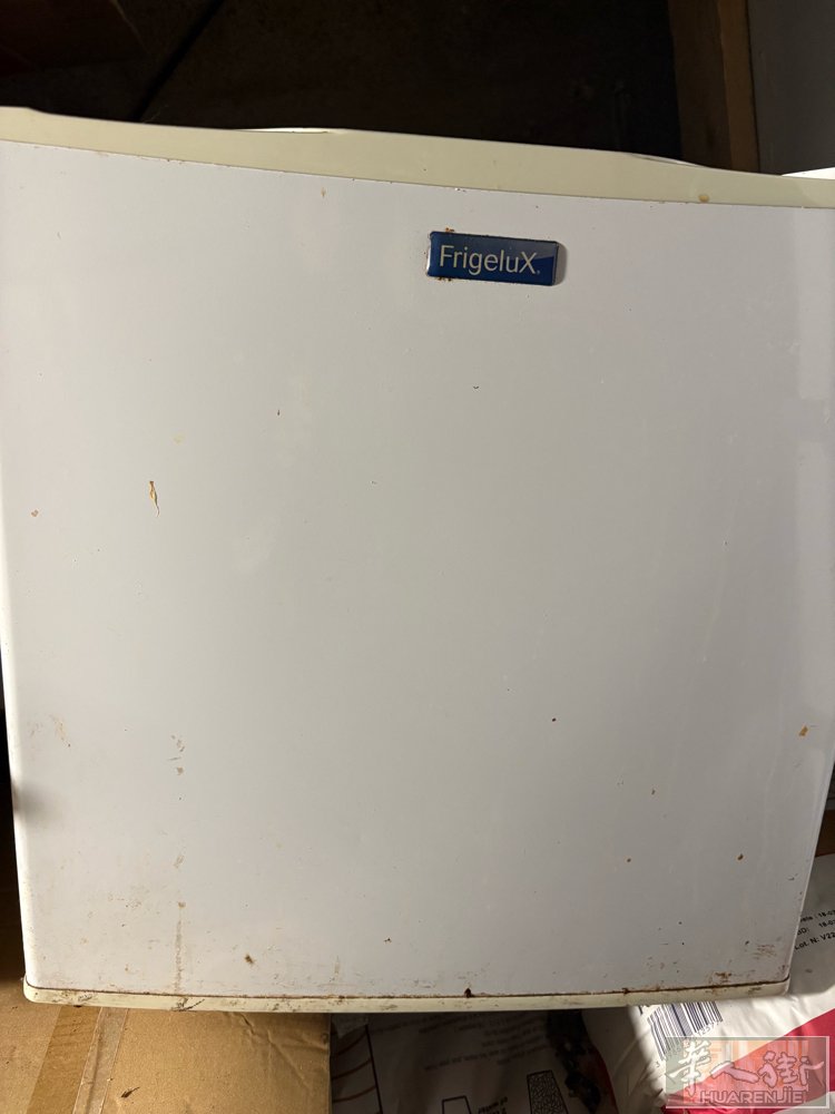 小冷冻冰箱 frigelux牌子 42L 原价189.9欧 用的时间不多 机器非