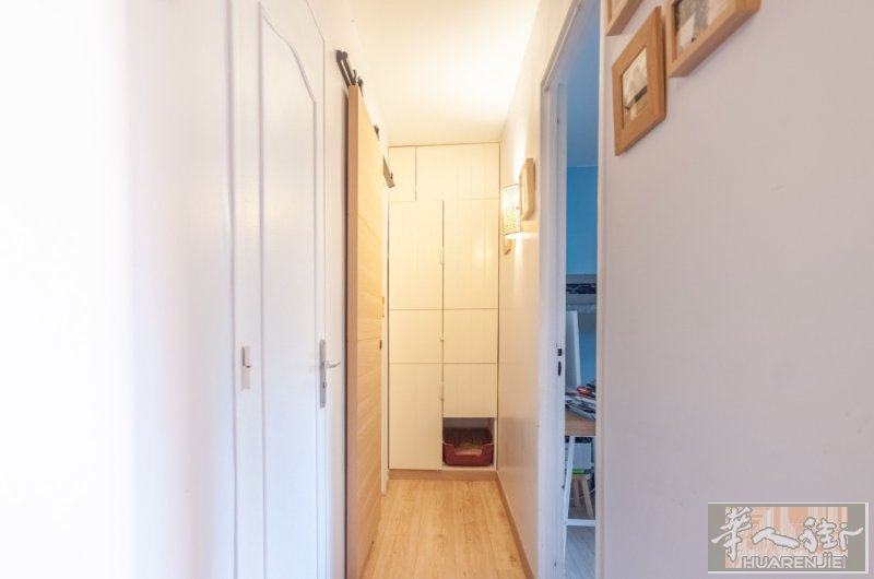 大巴黎94省Nogent sur Marne市中心公寓楼两卧室出租，单租一个chambre，或者连同隔壁chambre一起租(正在努力添置家具中。。。)房子目前有一个pièce有租客，所以是合租的情况哦！房子地理位置优越，楼下20米处有超市G20,50米有Franprix和公交车站，隔壁街道便是市中心商业街，各种商店一应俱全。离sous préfecture 只有100米远。步行800米到A线Nogent sur Marne, 三站进小巴黎。900米处到E线Nogent Le Perreux.右