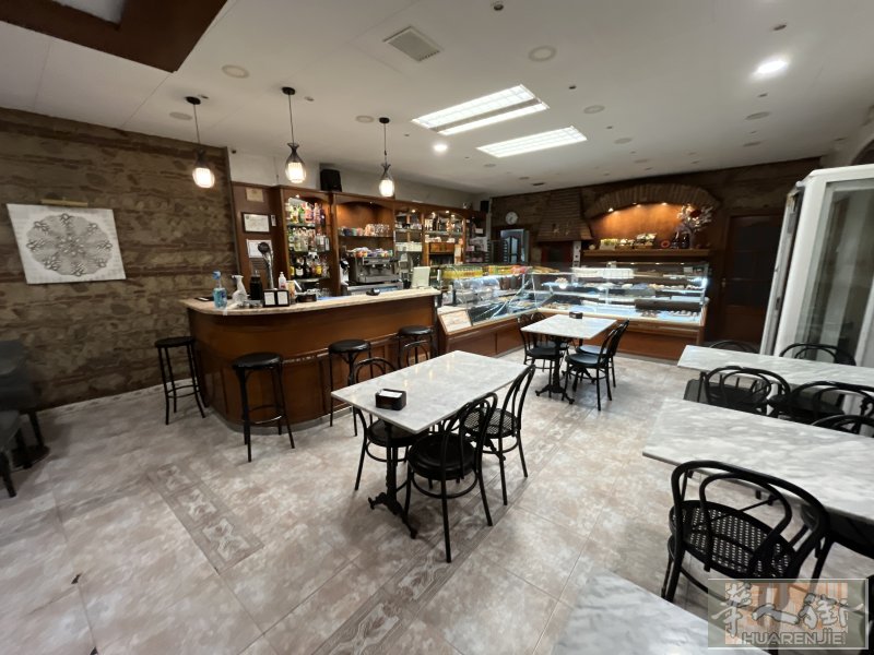 因退休转让面包店（带酒吧咖啡执照，近火车站）Sant Andreu de la Barca