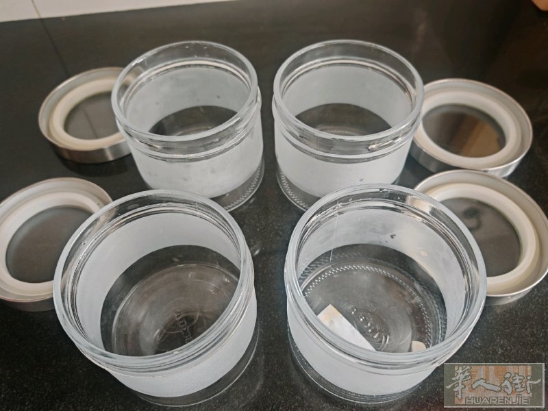 便宜出4个食品酱料罐子，8欧全部拿走，单买2,5欧/个。可送到B线LaPlain