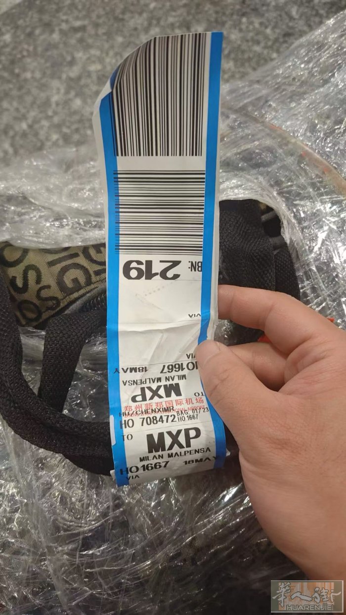 友情转发：  昨天晚上8点下飞机✈️郑州到米兰 包拿错了名字叫： 名字叫Hu c
