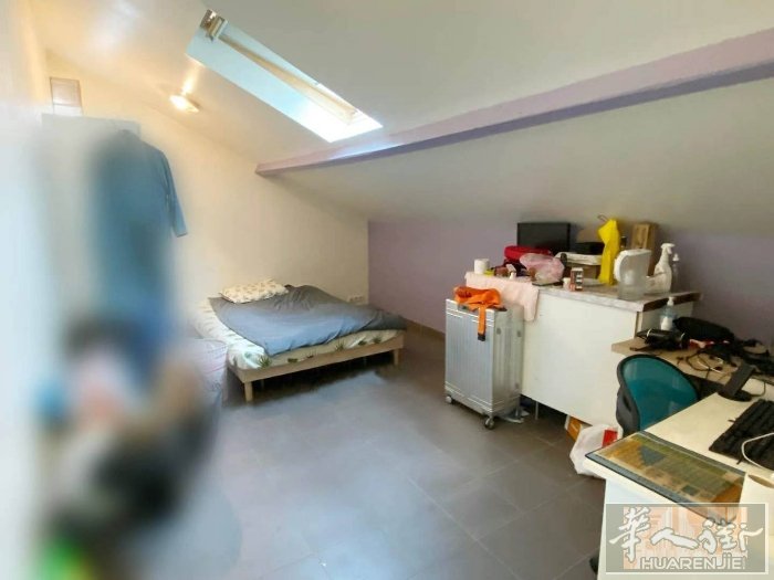 出租94靠13区studio，有18平方左右，在别墅2层，580欧，包水电网络，