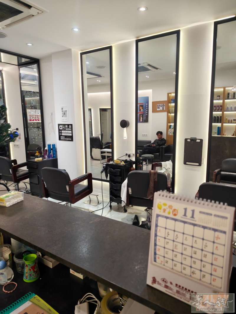 马德里usera理发店转让精装修，店面也可以改其他店，房租1100欧，面积110平方，非诚勿扰，电话653088988