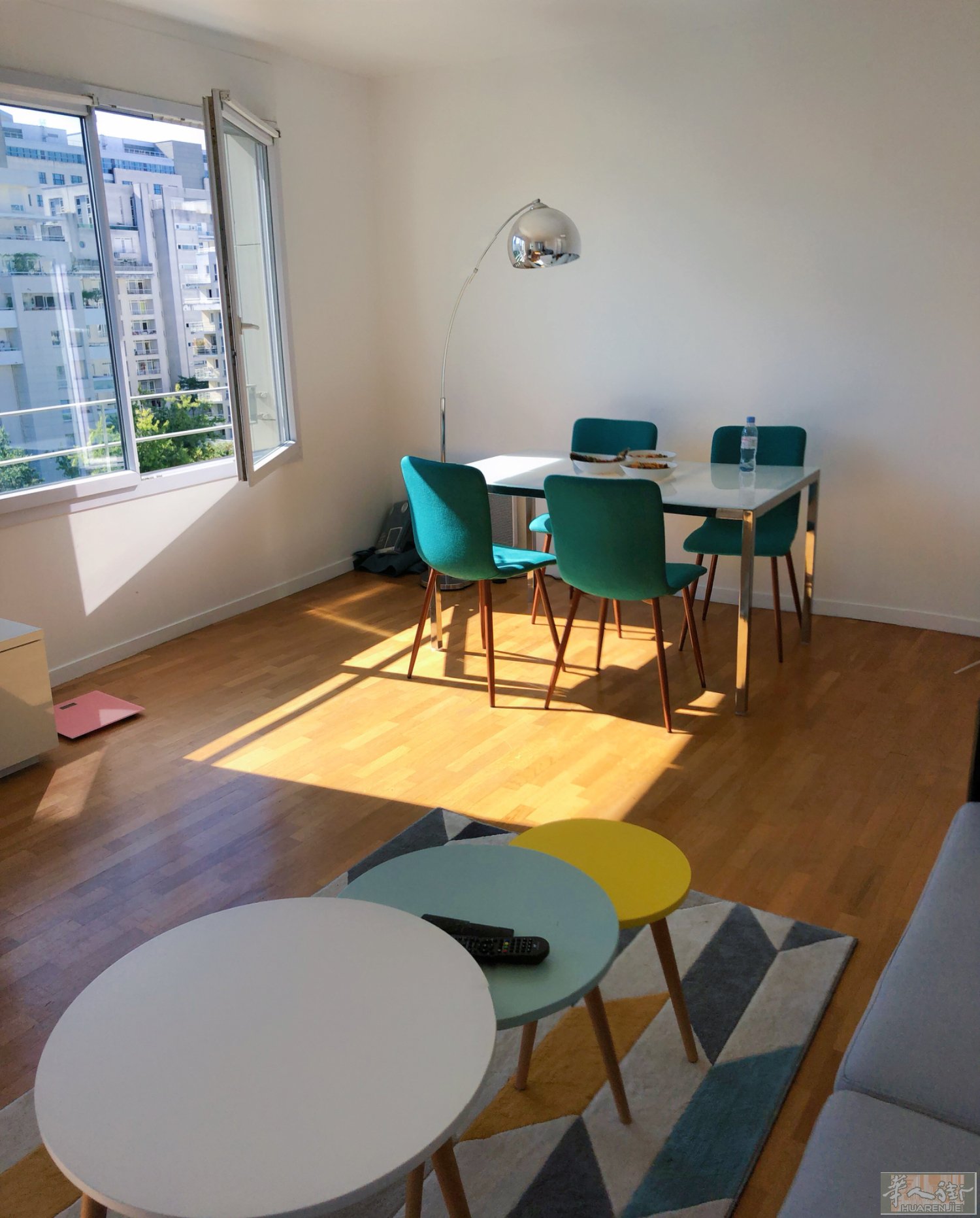 【房东直租】La Défense Courbevoie Faubourg de l’Arche｜朝南阳光充足 3室精装家具公寓 + 停车位｜高层无遮挡开阔景观精美三居室全配家具公寓 – 64㎡ 加 10平米阳台 – Courbevoie / Faubourg de l’Arche这套精美的65平方米全家具三居室公寓，位于 Courbevoie 非常热门的 Faubourg de l’Arche 社区，正对 Parc du Millénaire 千禧公园，居住环境舒适便利，非常适合家庭或在 La 
