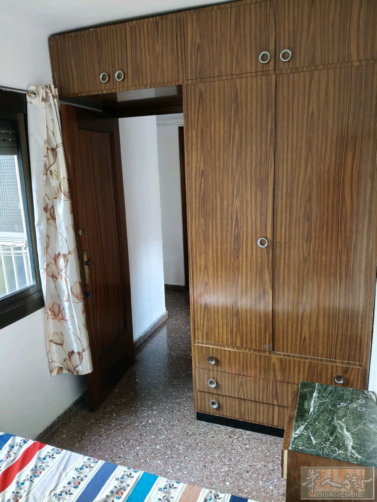 巴塞近L2地铁有一单人间出租，住家安静，拎包入住。 附近有很多超市，楼下有多路公