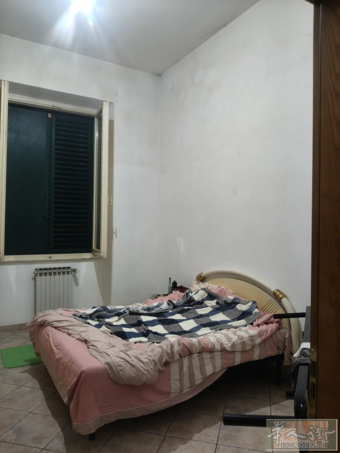 Strozzi邮店局附近有大房间搭铺、近小coop、边上工厂很多.近邻里超市