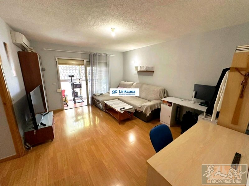 这套房子在 orcasitas 离orcasistas 火车站4分钟，两室一厅，