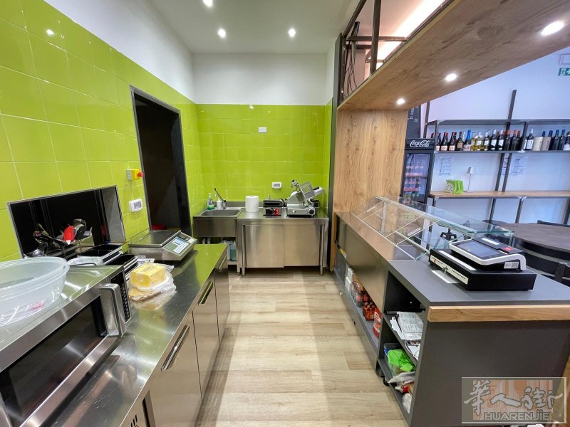 【威尼斯大区-基奥贾中心】急转！带烟道全新精装50平外卖店：适合包餐外卖/拉面/饺子店 (Ref: PIT038)