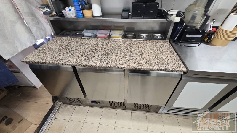 出售一台商用冷藏工作台  - 三门冷藏  - 花岗岩操作台面  - 适合披萨店、