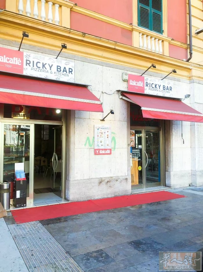 LaSpezia旅游城市市中心酒吧+中餐+披萨店一体。位置在市中心大广场，地段一