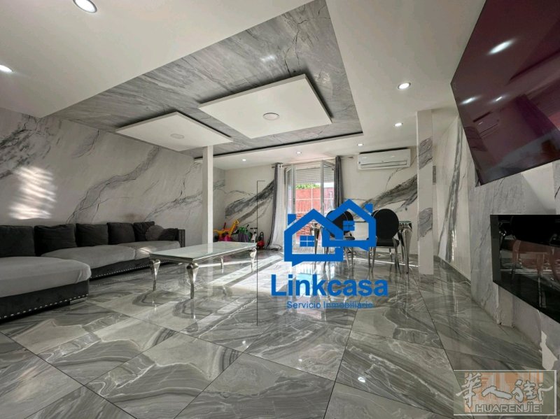 这套房子在orcasitas 离orcasitas 火车站5分钟，两室一厅 ，1