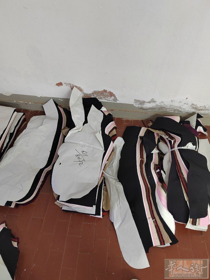 中国街sanpaolo，工厂招工，做西装为主，连衣裙，忙，忙，长年有货，价格高，