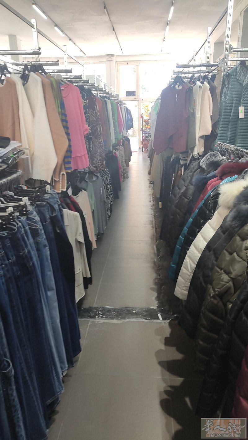 本店有三百平方，刚开半年多点，服装，百货货架出售便宜，有意电话.3533622300