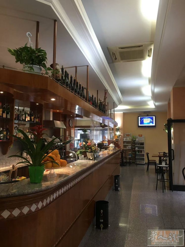 米兰市内大酒吧转让，六个门面，外有座位，星期三有大卖散，内有老虎机，刮刮卡，应缺