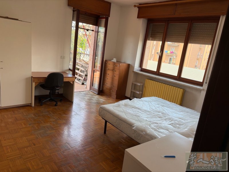 corso milano 靠近市中心和火车站有大房间搭铺，独门独户大阳台，要爱干