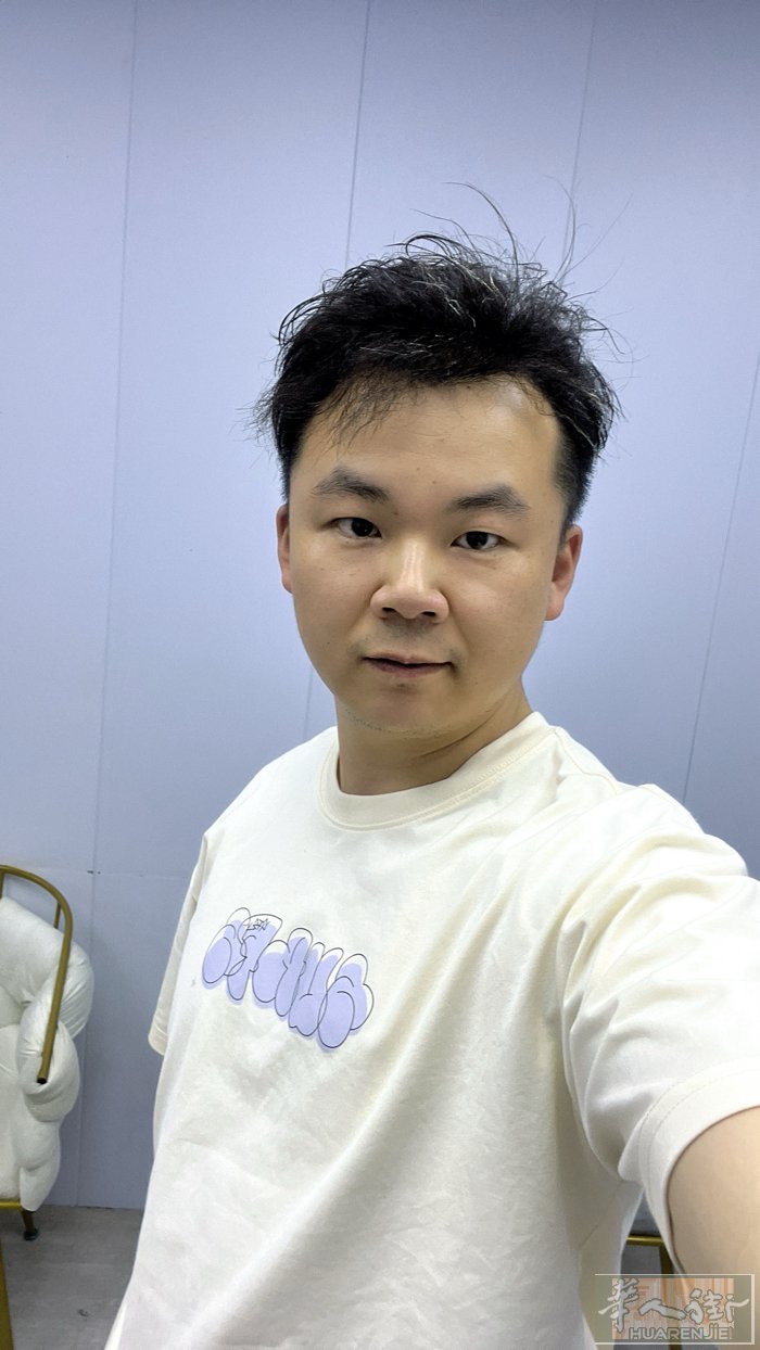 你好，我是中国资深美发师，10多年经验，精通洗剪吹、烫染、接发，会做男女发、网红