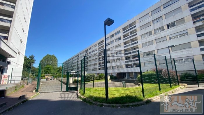 全新装修带家具的公寓楼放租，3个房间都有15平方，1个大房26平方适合夫妻住，全