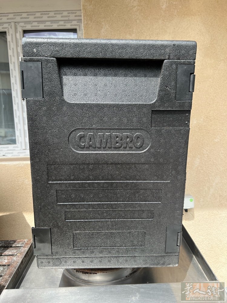 专业 CAMBRO 保温箱。  整体状态良好。  下方铰链缺少一个小零件，但门仍