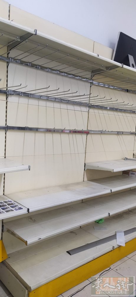 出售手机店里的橱柜，摆货架，柜台等所有家具。米兰市内，有兴趣请联系 Tel： +