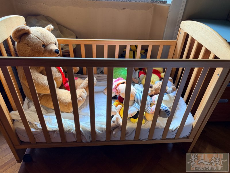 有需要婴儿床的宝妈可以联系我！ 价低…百分之99.9新。飞机场附近… 可自提.❤