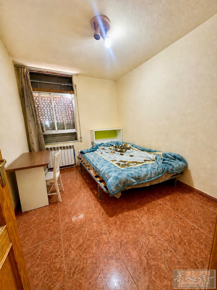 马德里usera出租房间，360包水电，可登住家 只租一个人，只租年轻人