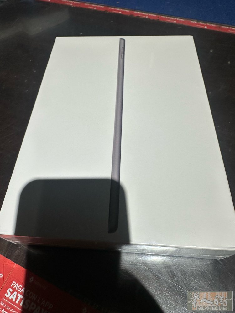 出一个iPad 红线地铁bande nere 没有开封！64内存230买的