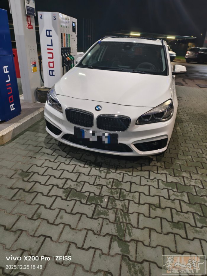 出2015年宝马218d 柴油2.0t 150cv，五座 选配真皮内饰，抬头显示