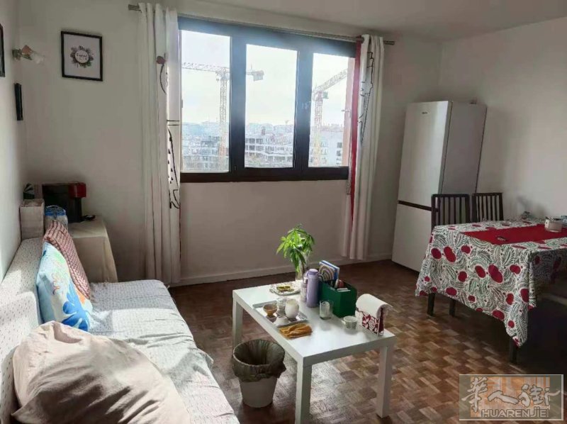 巴黎合租招女室友｜92170 Vanves 近15区 房源位置：92170 Vanves，毗邻巴黎15区通勤出行：步行5分钟可达13号线Malakoff Pleateau de Vanves地铁站，畅达巴黎全城 房源概况 - 户型：合租单间，公共区域41㎡，单人实际使用面积50㎡​- 租金：680欧元/月，费用全包​- 入住时间：6月1日起可入住​- 同住人员：现有一位女生居住 硬性要求 仅限女生租住，日常爱整洁讲究卫生禁止饲养宠物无法办理房屋补助，可开具EDF水电单据，办理居留、银行业务均可正