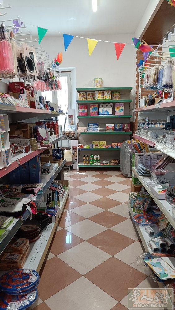 米兰边食品店转让 租金便宜 连住家800 店面250平方 地洞40平方楼上住家1