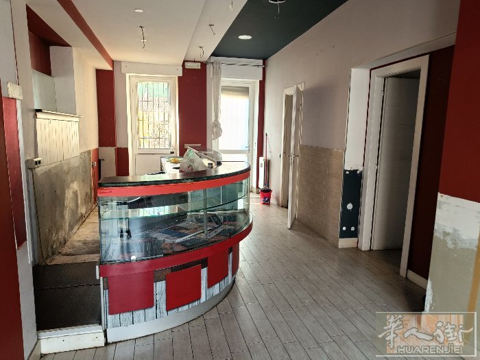 近都灵的ASTI市一空店,面积40平方米, 高度5米7(可以加层), 出租或出售