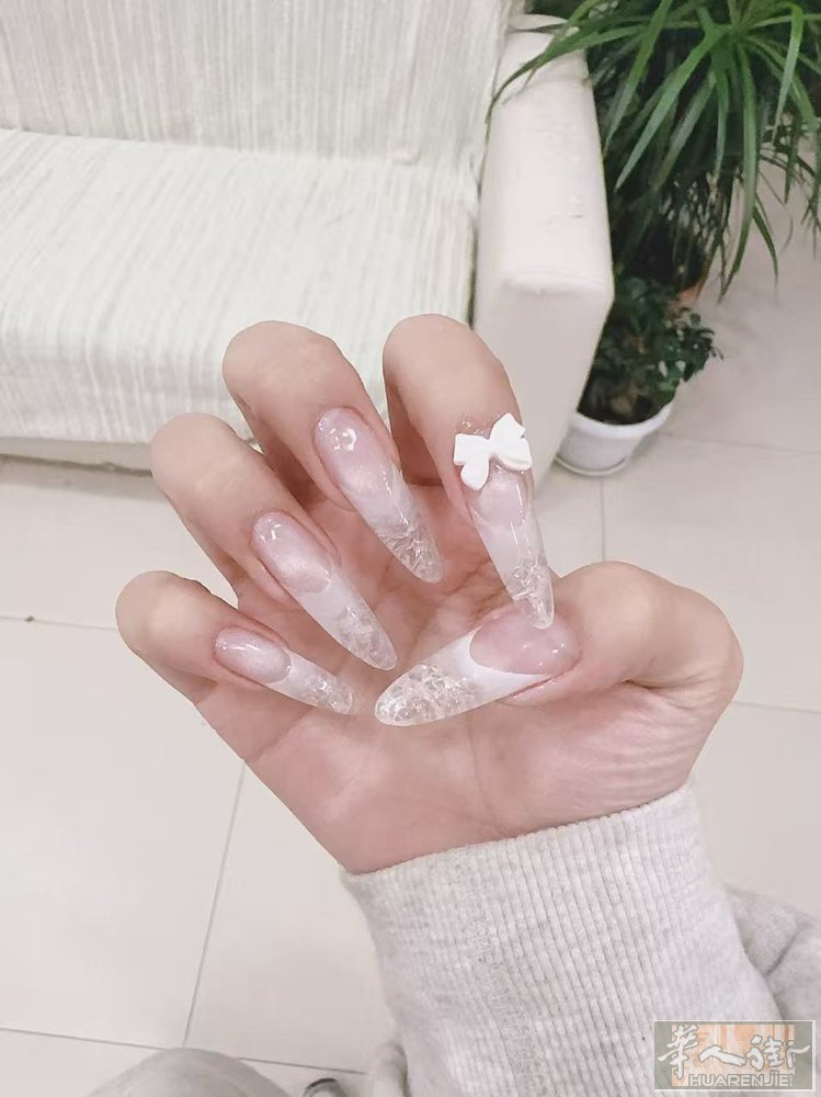 罗马市中心A线地铁口招美甲学徒和女按摩技师，环境优美，同时事好相处。