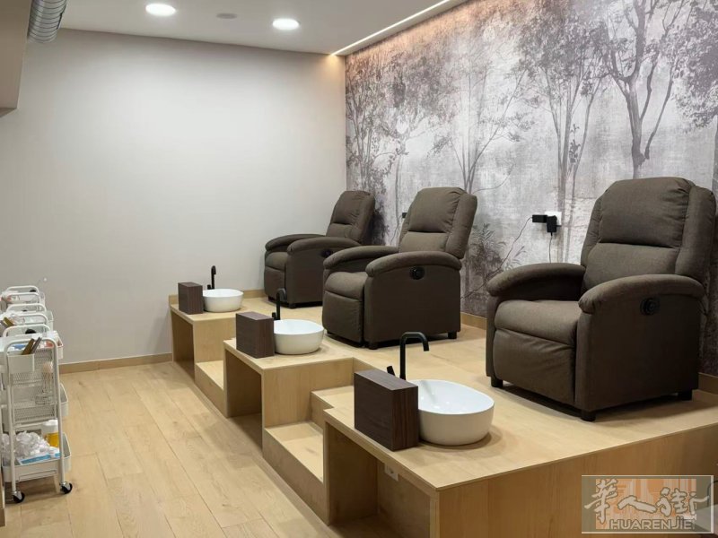 米兰火车站附近新店急招美甲学徒和中工！高薪！待遇好！  店铺距离米兰火车站步行仅
