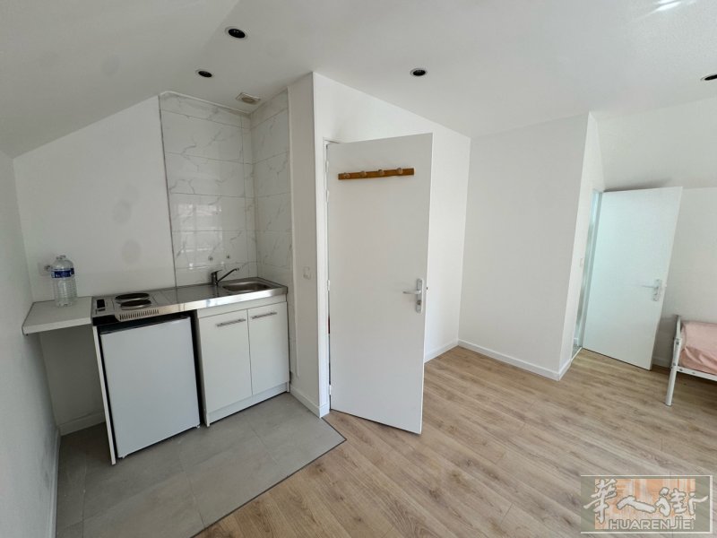 92 courbevoie 小别墅楼上一个小studio 出租 20m2  阳光