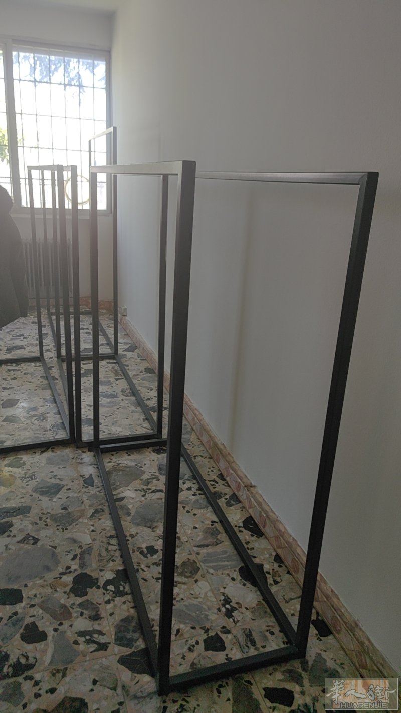 黑色金属服装展示架，结实耐用，结构稳，成色几乎全新，表面很新没明显痕迹。尺寸约适合服装店、直播间、家用挂衣服展示