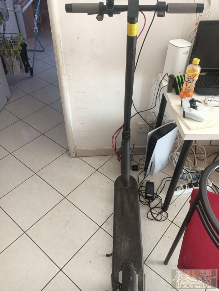 出售电动滑板车一辆,充电器,手机架,最快时速20km/h,售价150欧,