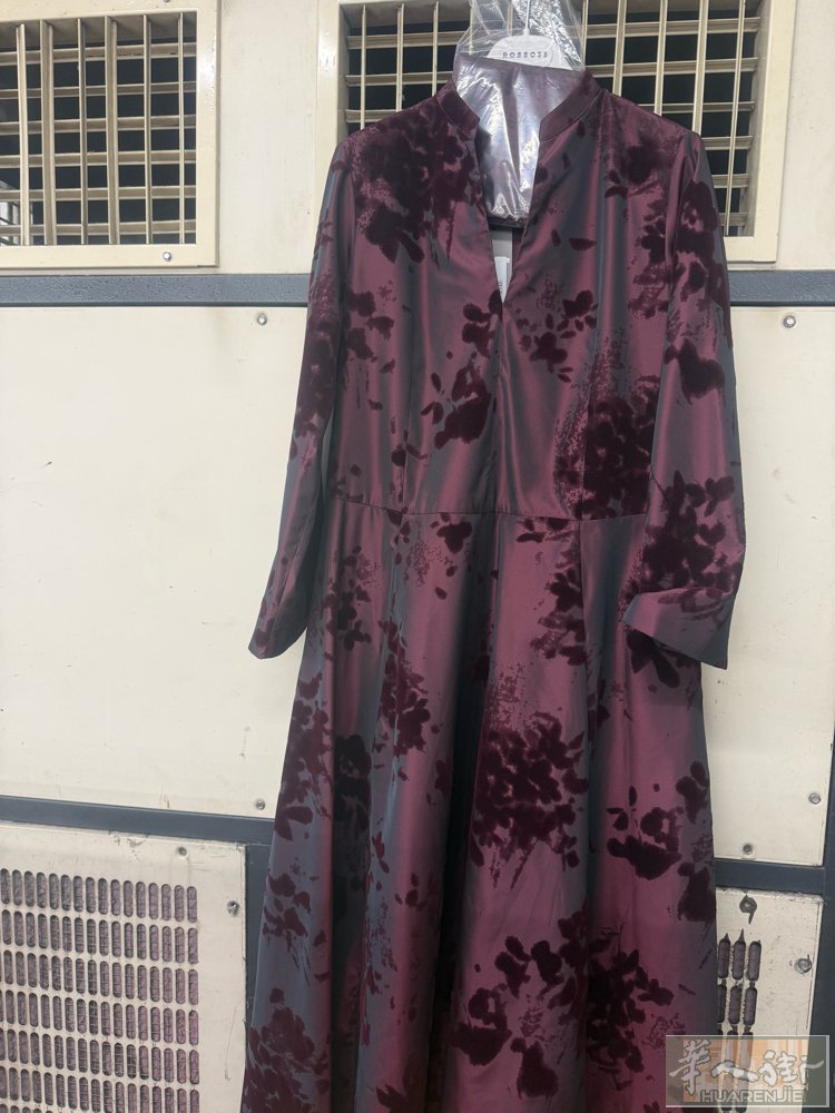 威尼斯附近布衣工厂，急招一对中细货夫妻车工，做连衣裙，衬衫为主！可计时也可计件！