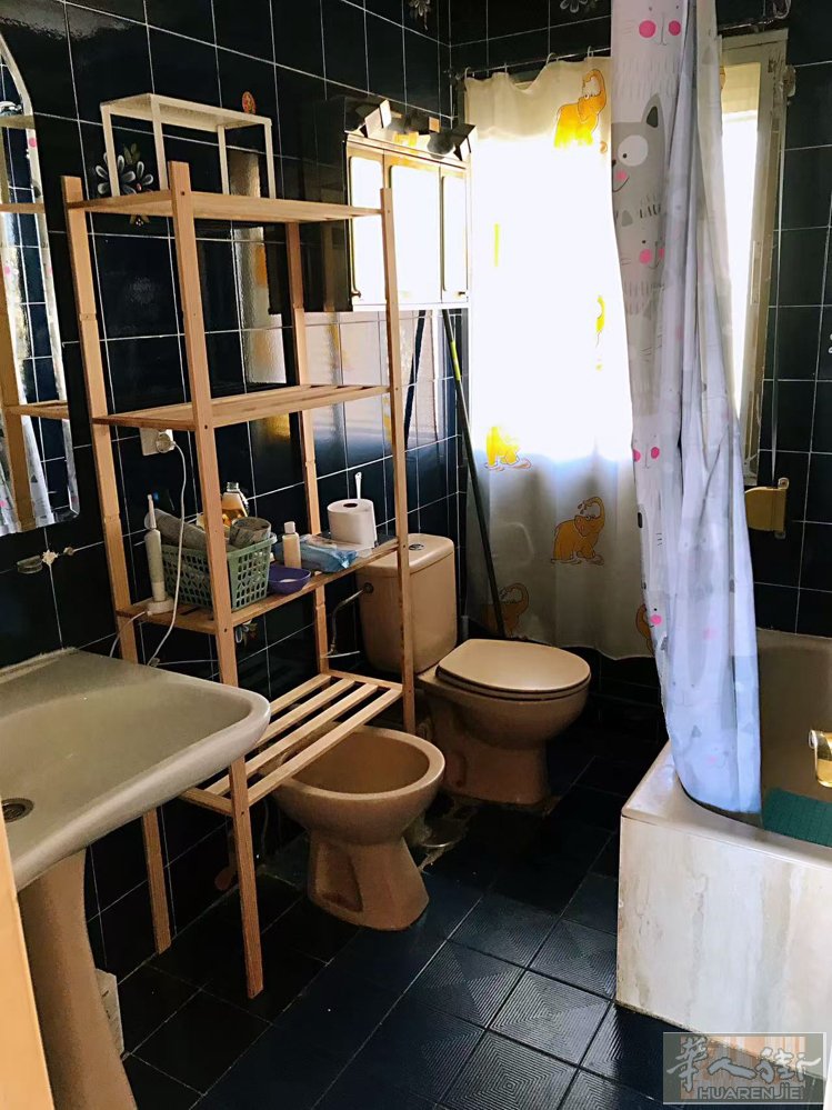usera上地铁口350米出租一间单人房，大床大衣柜大书桌，两个房客公用一个新冰