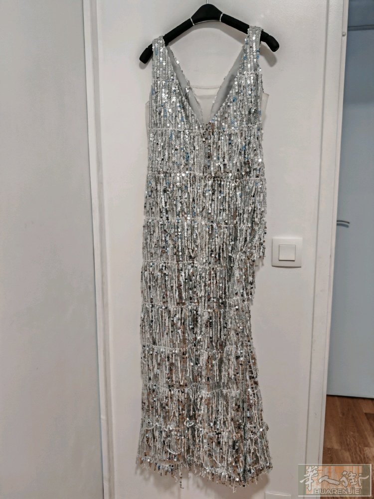 便宜出一件美丽的银色晚礼服长裙，平时穿36/38码的集美都可以穿。只穿过1次，可