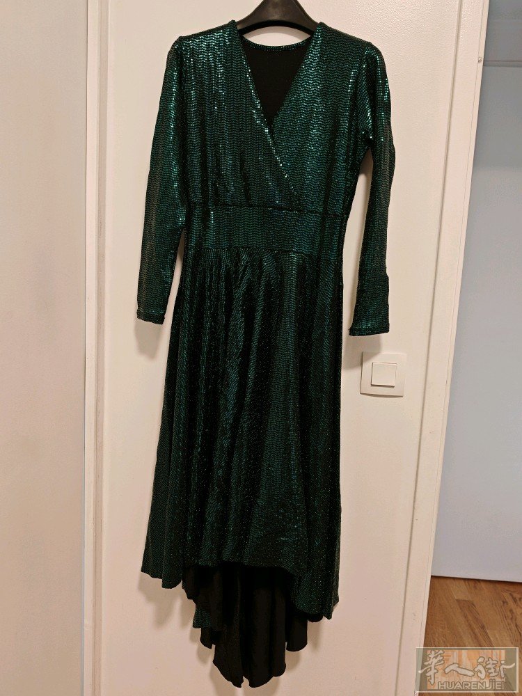 便宜出一件绿色亮片晚礼服长裙，M码，只穿过1次。可送到B线LaPlaineSta
