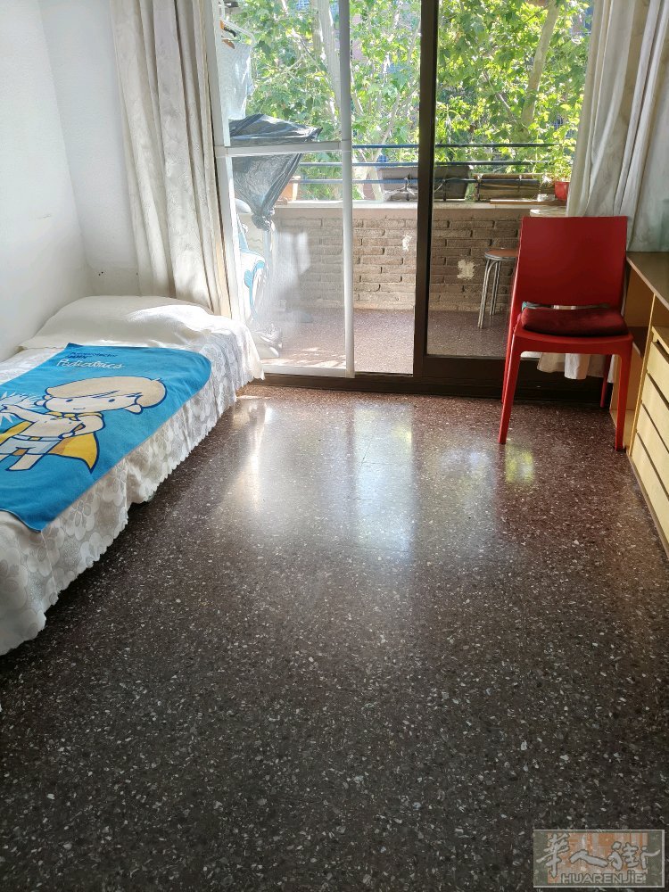 L2路地铁近仓库区有一简易客厅出租，客厅床铺齐全，空间宽敞，水电煤气网全包，价格