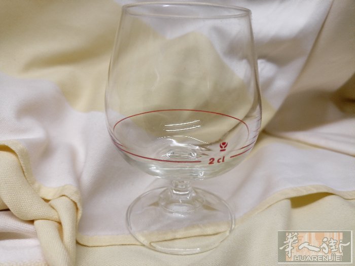 烈性酒高足杯